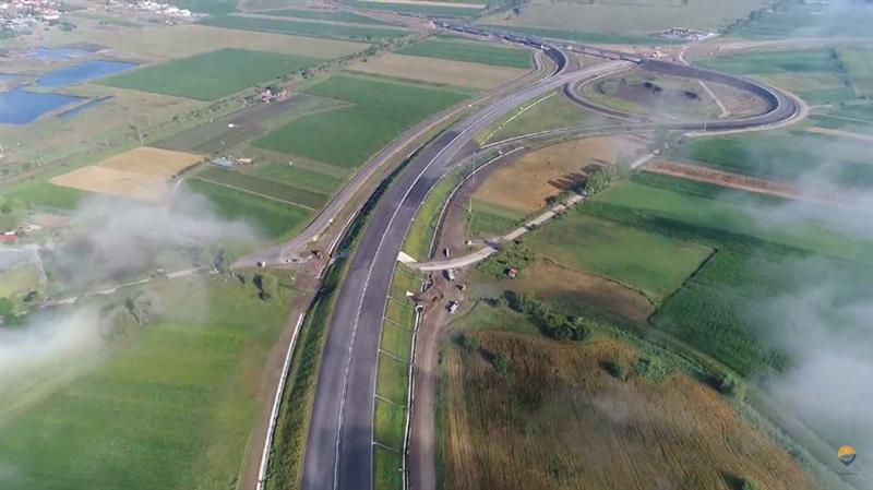 Asfalt şi parapeţi de protecţie pe un lot al Autostrăzii Sebeş-Turda FOTO/VIDEO