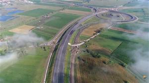 Asfalt şi parapeţi de protecţie pe un lot al Autostrăzii Sebeş-Turda FOTO/VIDEO