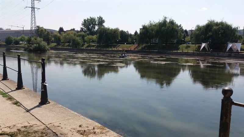Ce aruncă oamenii în Someş? Continuă curăţarea râului în Cluj FOTO