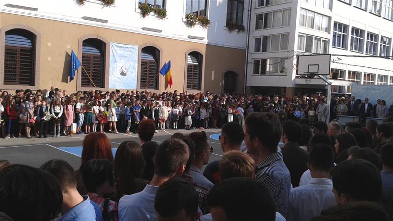 Poliţia controlează curţile şcolilor. 
