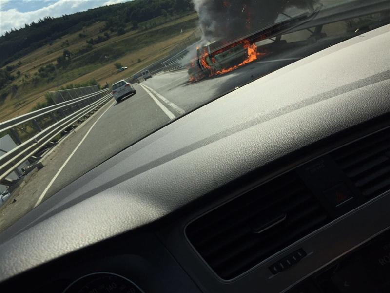 Maşină în flăcări la ieşirea de pe centura Apahida-Vâlcele