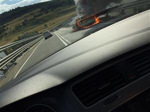 Maşină în flăcări la ieşirea de pe centura Apahida-Vâlcele