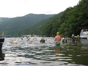 Peste 300 de participanţi la Triatlon şi Traversarea Tarniţei