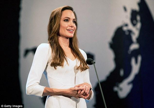 Angelina Jolie a recunoscut că nu ştie să folosească un computer: ”Mă rezum la cataloage tipărite”