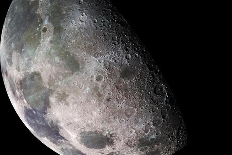 Apă de pe... Lună. Cercetătorii susţin că satelitul Pământului nu este un astru arid