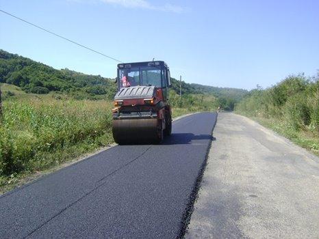 Lucrări de asfaltare pe drumul județean Nireș - Valea Ungurașului