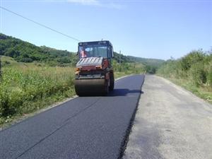 Lucrări de asfaltare pe drumul județean Nireș - Valea Ungurașului