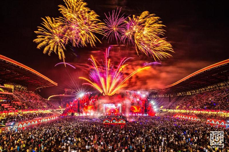 Boc şi Tişe, împreună la Untold. Au stat să-l asculte pe Armin van Buuren până în zori FOTO