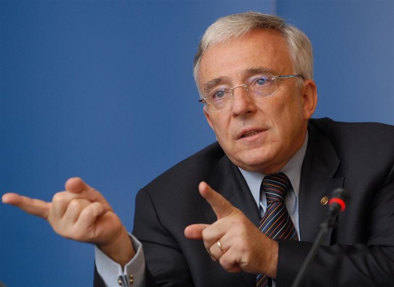 Guvernatorul BNR: Am zis că aşa e frumos, să nu iau şi pensie şi salariu de la Banca Naţională