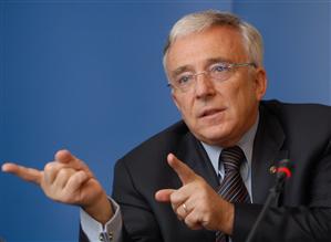 Guvernatorul BNR: Am zis că aşa e frumos, să nu iau şi pensie şi salariu de la Banca Naţională