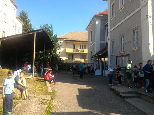 Românii din diaspora ameninţă că depun plângere penală împotriva Ministrului de Interne