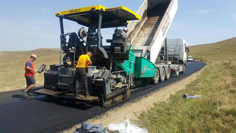 Continuă lucrările de asfaltare a drumului județean 151C limită cu județul Mureș – Tritenii de Jos