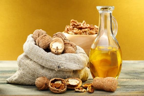Vine toamna, iar uleiul de nucă face minuni pentru frumuseţe