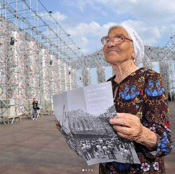 FOTO - Bunicuţa care şi-a propus să vadă toată lumea | E vedetă pe Instagram
