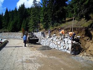 Lucrări de asfaltare pe drumul ce leagă stațiunea Băișoara de pârtia de schi Buscat