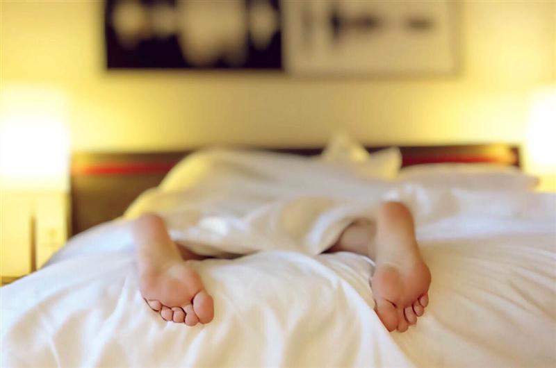 15 sfaturi pentru un somn liniștit | Nr. 1: Dormiţi singuri când sunteţi foarte obosiţi