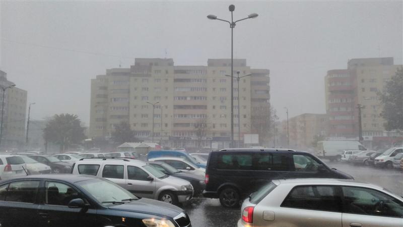 Furtună la Cluj. Imens nor negru deasupra oraşului