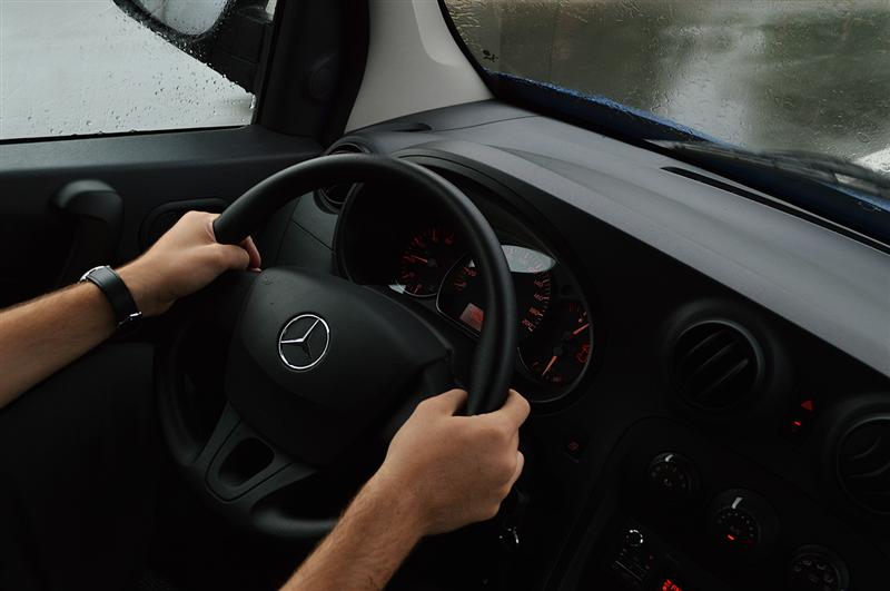 Peste 1.000 de autoturisme Mercedes, chemate în service. Maşinile riscă să ia foc
