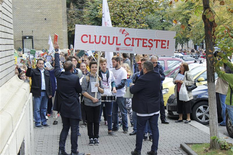 Marş al Lecturii la deschiderea FICT 2017. Semn de recunoaştere, o carte la purtător! 