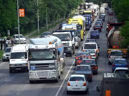 Guvernul promite: Dacă se vor scumpi carburanţii, transportatorilor li se va returna supraacciza