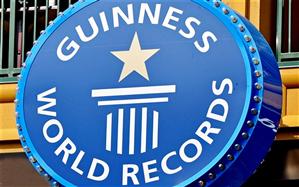 Guinness World Records, ediţia 2018: Femeia cu gene de 12 cm și pisica cu cea mai lungă coadă