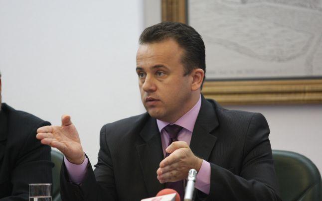 Pop: Nu scoatem auxiliarele din învăţământ. Editurile le pot depune pentru verificare şi autorizare