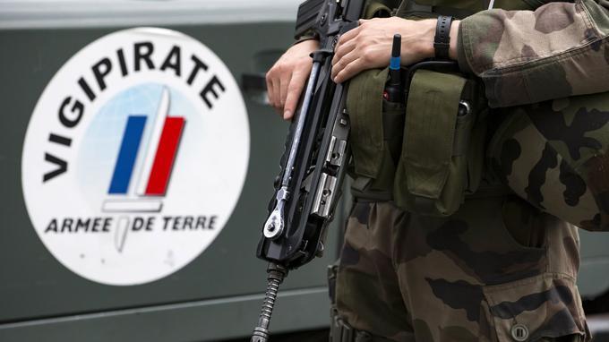 Alertă în Franţa | Un militar a fost atacat cu un cuţit în Paris