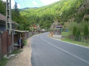 Asfalt pe drumul turistic Gura Raşca – Măguri Răcătău 