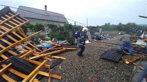 Cluj: Acoperișurile a cinci case, afectate de furtună FOTO