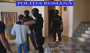 Un urmărit internaţional, prins la Cluj, a fost predat autorităţilor italiene