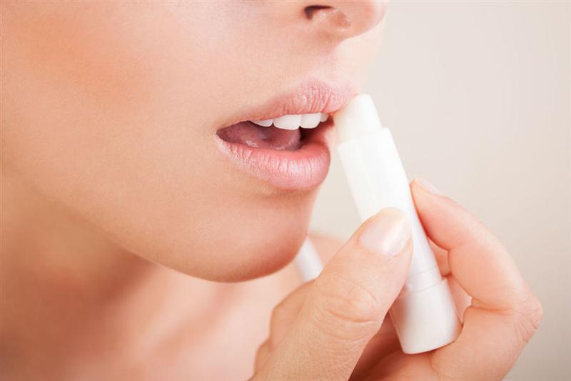 Pericolul ascuns din balsamurile de buze. Conțin substanțe toxice și cancerigene