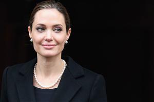 A trecut peste despărţirea de Brad Pitt. Cine este noul iubit al Angelinei Jolie
