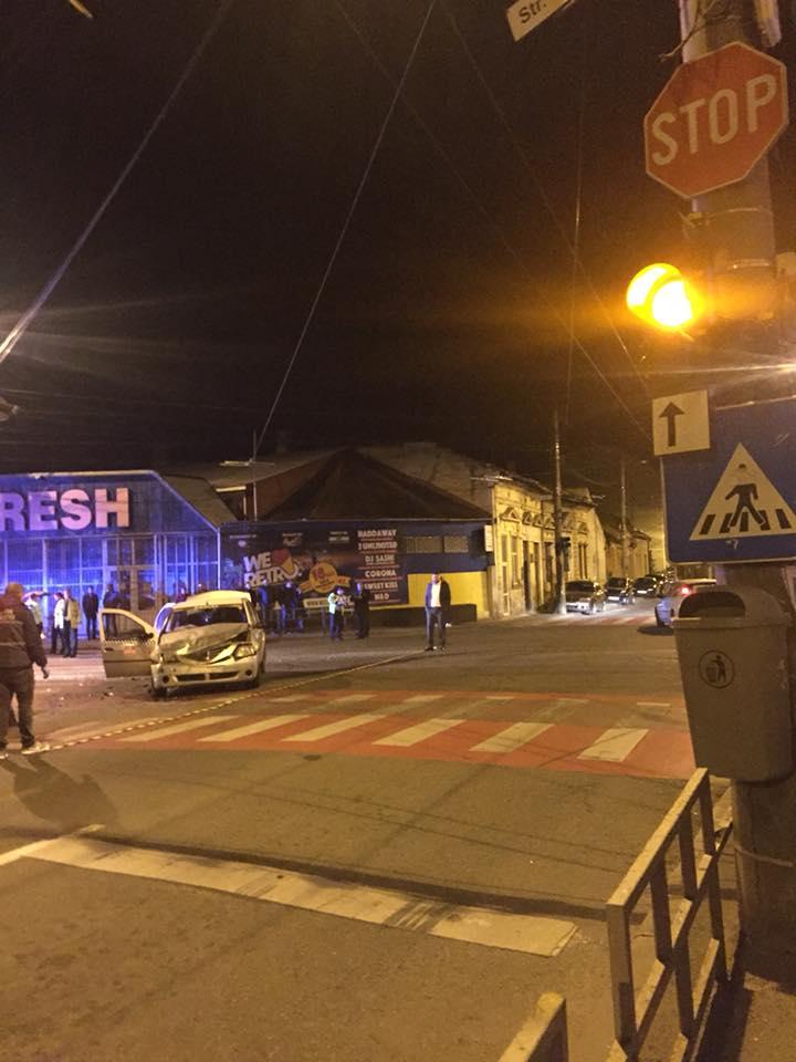 Accident la intersecţia Paris - Bucureşti. Un taxi implicat FOTO