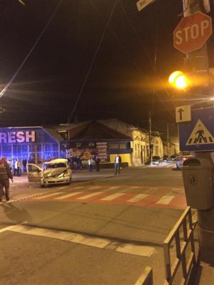 Accident la intersecţia Paris - Bucureşti. Un taxi implicat FOTO