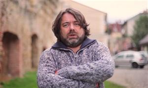 Senatorul cu plete şi barbă, Mihai Goţiu, îi cere explicaţii lui Liviu Pop pentru elevii daţi afară de la ore pentru că aveau părul lung