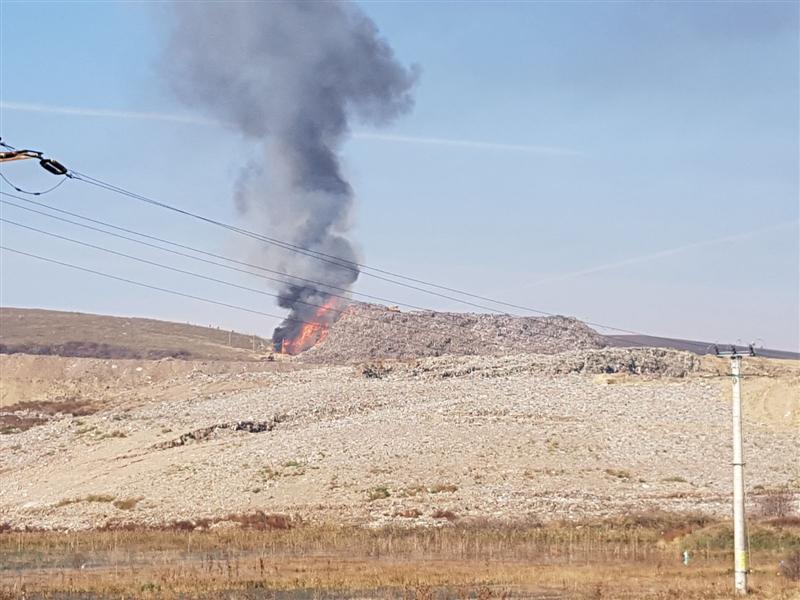 Un nou incendiu la groapa de gunoi a Clujului. Primarul Emil Boc a mers personal la rampă: 