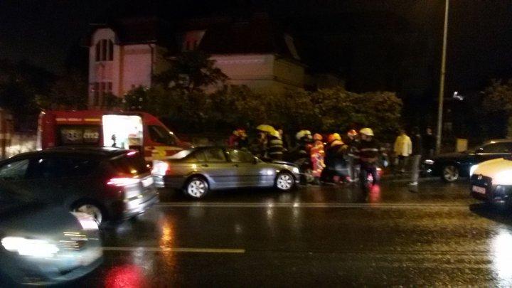 Ploaia şi viteza la Cluj! Pieton lovit de o autoutilitară şi o fată încarcerată FOTO