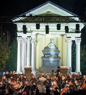 Tur ghidat şi AVE MARIA în Cimitirul Central, de Luminaţie