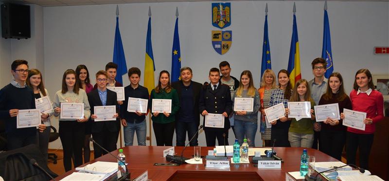 Diplome de excelenţă şi premii în bani, pentru elevii de 10 ai Clujului