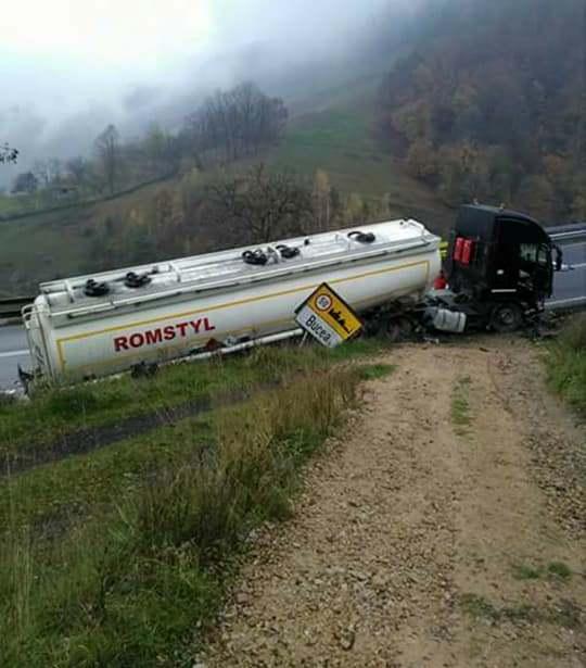 Cisternă încărcată cu gaz, implicată într-un accident în Bucea
