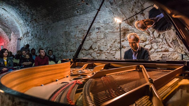 Muzică clasică la Cluj. În atelier, la tipografie și în birou