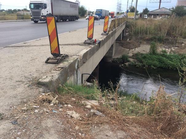 Sfârșit tragic pentru doi tineri. Mașina în care se aflau a plonjat de pe un pod