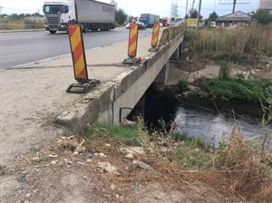 Sfârșit tragic pentru doi tineri. Mașina în care se aflau a plonjat de pe un pod