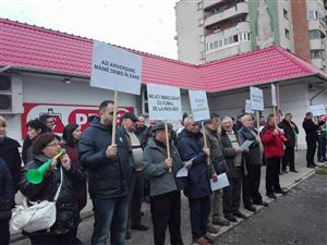 Sindicaliştii de la aeroport au protestat în faţa Consiliului Judeţean FOTO/VIDEO