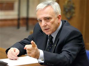 Mugur Isărescu, critic la adresa Guvernului: „E simplu să dai şi să dai mult. Problema începe când trebuie să iei