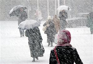 Alertă meteo de ninsori şi vânt puternic la munte. Va ninge slab şi în nord-vestul şi centrul ţării