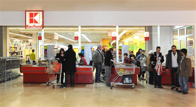  Kaufland 3, la doi paşi de Auchan