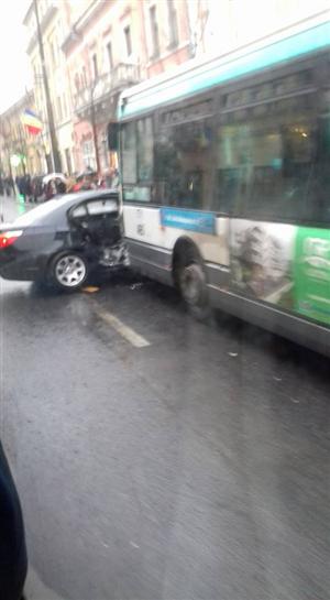 BMW lovit de bus în centrul Clujului. Pe banda dedicată mijloacelor de transport în comun 