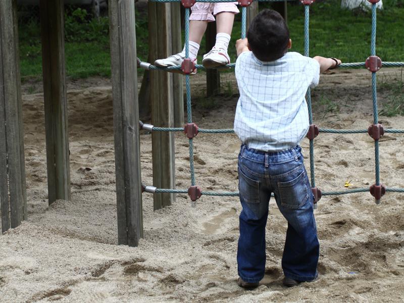 250.000 de copii cresc în lipsa părinților plecați să muncească în străinătate