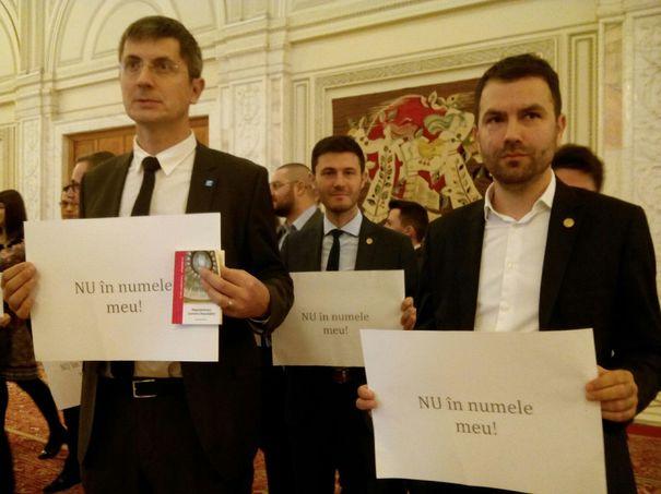 Protest USR la Parlament. Deputaţii, la discuţii cu Dragnea în biroului lui